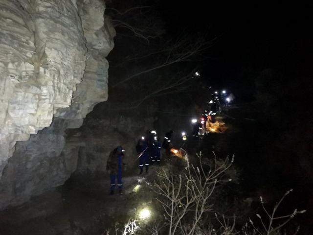 大风天爬山 五旬女驴友被吹下悬崖遇难