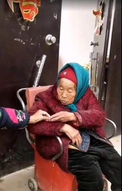 107岁妈妈给84岁女儿捎糖吃，比糖更甜的是，84岁还有母亲相伴