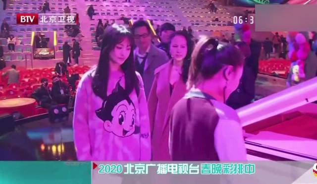 郑爽将携父母上北京台春晚，演唱彩排画面曝光，歌甜人美超养眼