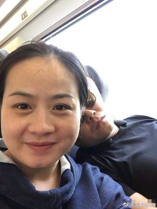 岳云鹏老婆罕见晒夫妻亲密合照 网友：岳云鹏老婆瘦了绝对很好看