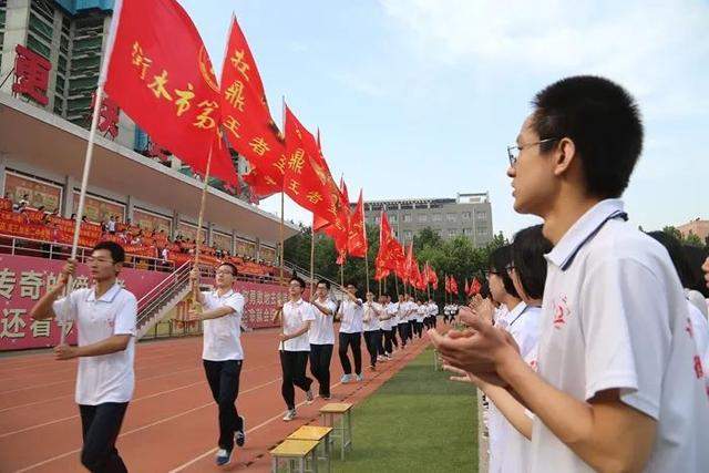 向梦想出发，高考倒计时30天衡水二中学生操场激情呐喊