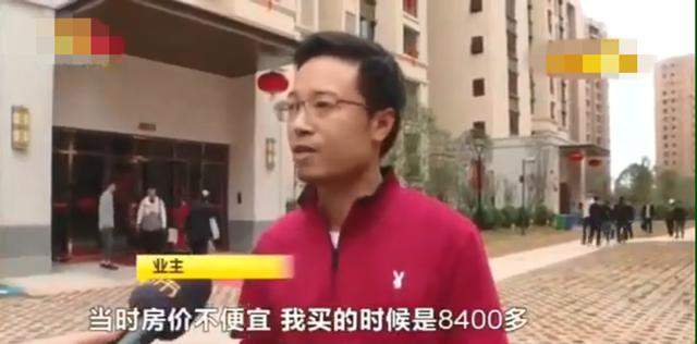 业主收房，小区人工湖竟是塑胶的，网友：8400一平，要什么自行车？