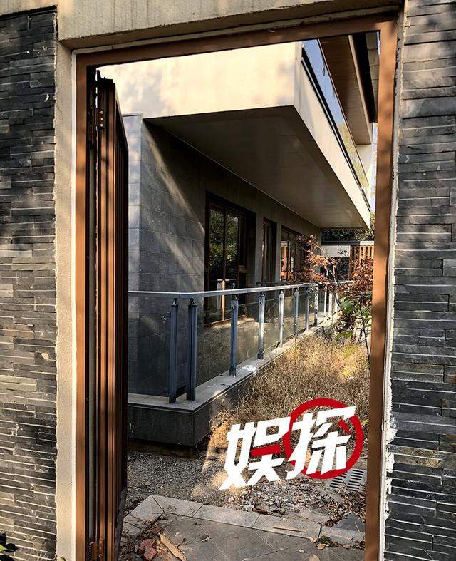 孙楠女儿就读的华夏学宫关门，别墅区杂草丛生，孙楠曾被曝住于此