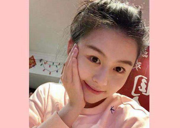 口是心非？邱淑贞女儿沈月晒拍写真，炫细白长腿却总说无意进圈