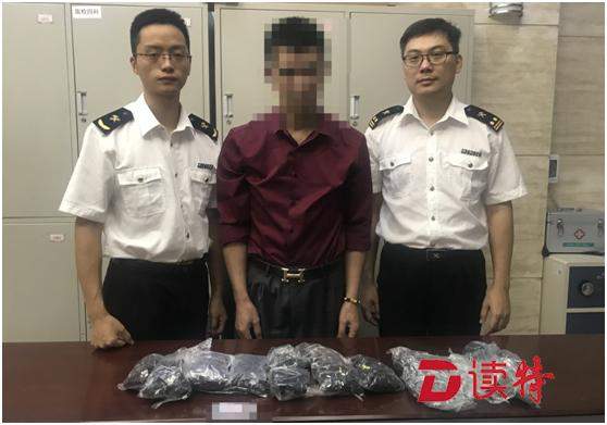 为挣带工费也是拼了 两男子胶带缠身绑逾2万张SD卡