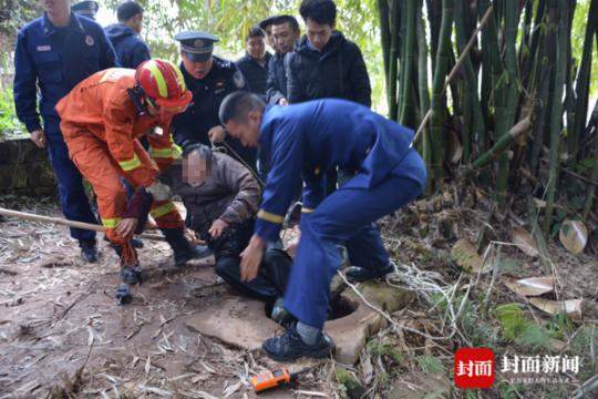 86岁老人失足坠入深井 消防冒险下井15分钟将老人救出