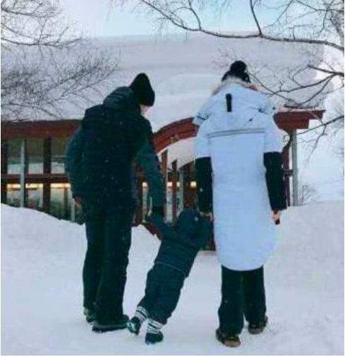 baby素颜带儿子，2岁小海绵趴栏杆和妈妈说话，个子又高了