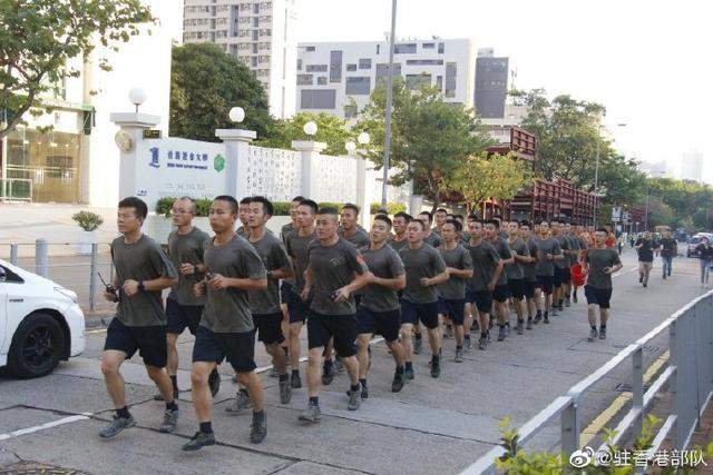 好帅！驻港部队协助清理路障获市民点赞