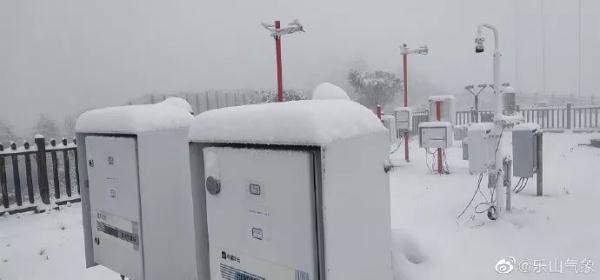 下！雪！啦！峨眉山迎来今冬第一场雪，厚度达10cm