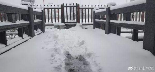 下！雪！啦！峨眉山迎来今冬第一场雪，厚度达10cm