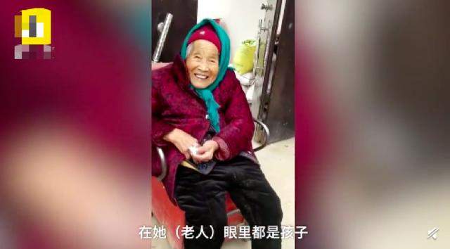 107岁妈妈给84岁女儿捎糖吃，女儿笑开花，网友：这就是幸福