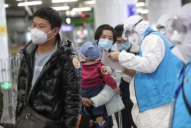 首趟离汉返京列车抵达北京西站 各区专人专车转送回家