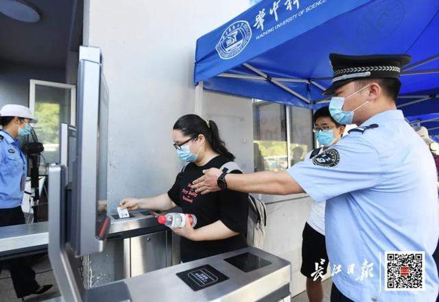 今天，武汉首批大学生返校