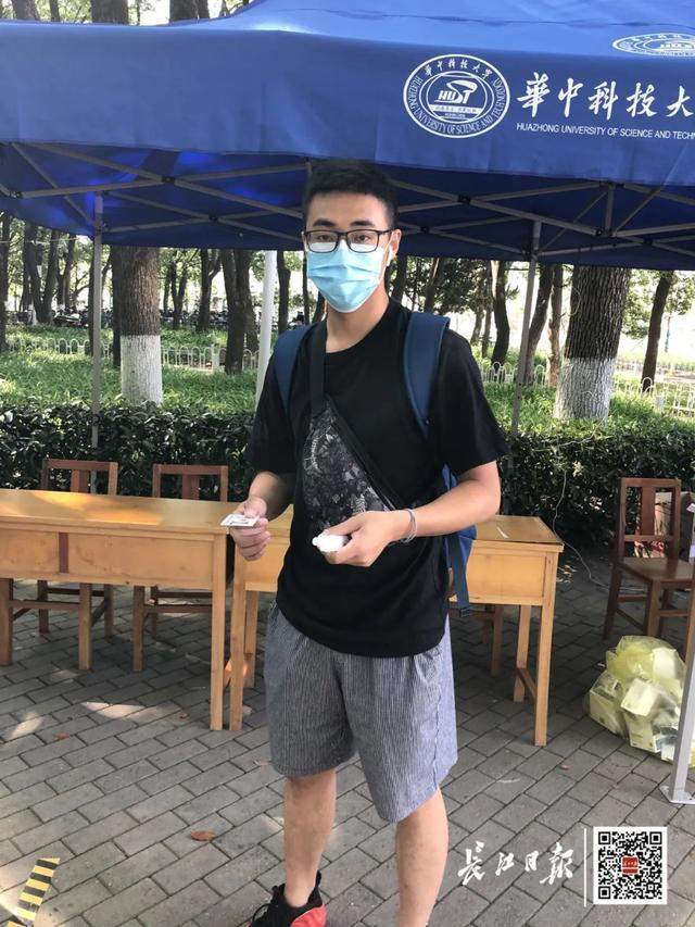 今天，武汉首批大学生返校