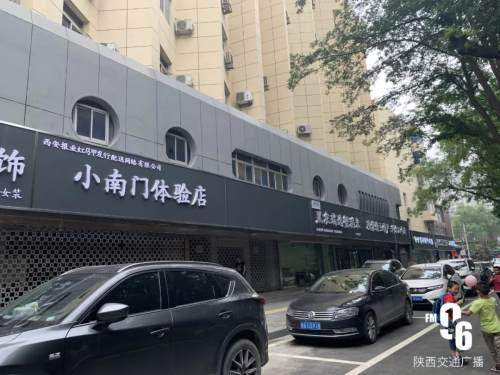 西安一街道多家店铺门头统一变成黑白色，市民：有点瘆人