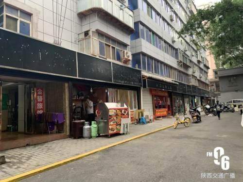 西安一街道多家店铺门头统一变成黑白色，市民：有点瘆人