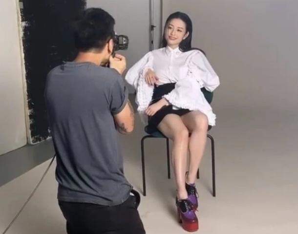 口是心非？邱淑贞女儿沈月晒拍写真，炫细白长腿却总说无意进圈