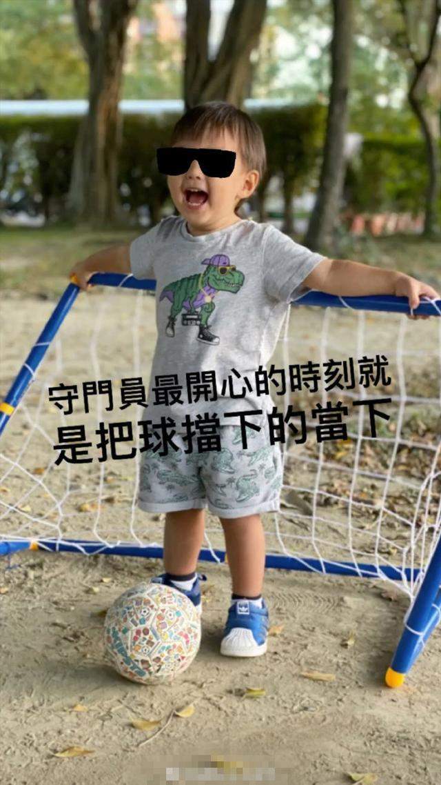 俩孩子睡之后，昆凌带周杰伦一起健身，健身时抽出手摸他的脸