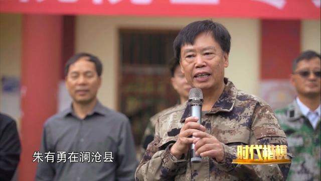 人民大会堂推销土豆，收1500个农民学生，10亿专利无偿送出，64岁的\农民院士\朱有勇火了