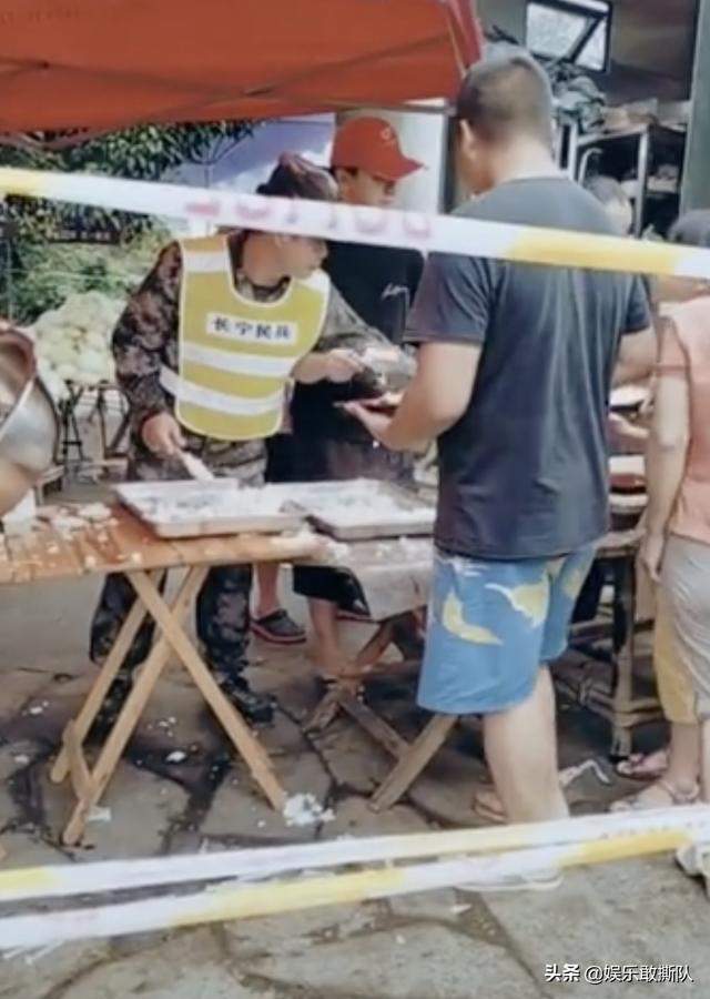 翟天临地震灾区做志愿者，穿人字拖被疑作秀，网友：默默做就行了