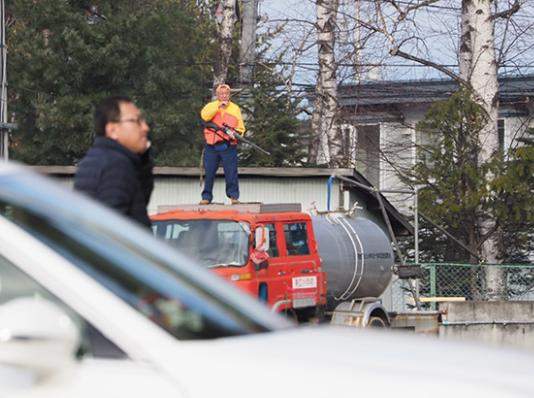 熊出没！日本带广封路戒严全城搜熊，最终在小学校园树上将其击毙