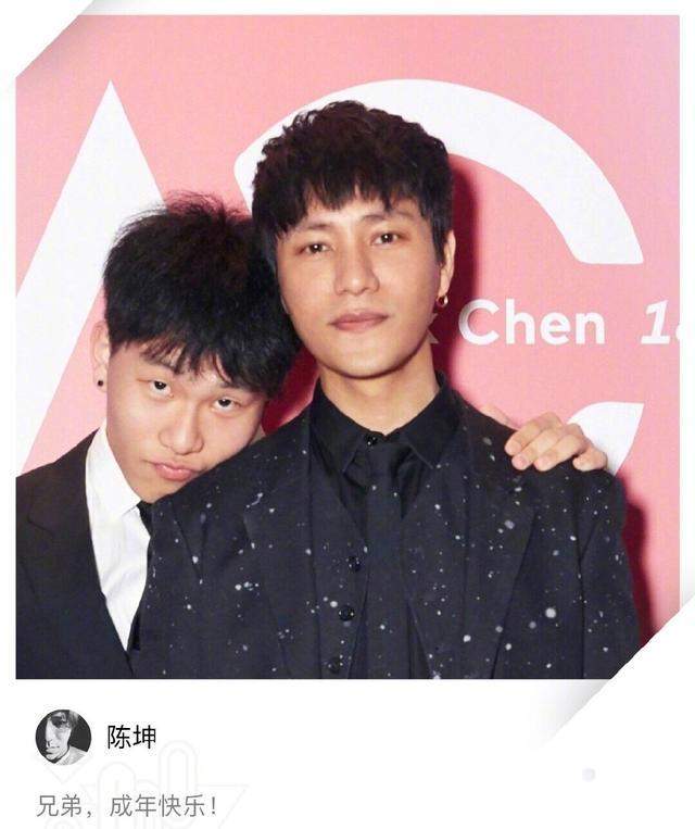 44岁陈坤晒与18岁儿子合照，儿子生母成谜？