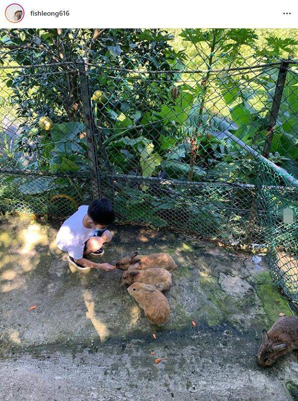 离婚两个月后！梁静茹带儿子开心出门玩，与好友自拍气色好