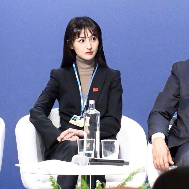 郑爽联合国发言，一身正装又美又飒，父亲郑成华发文为女儿骄傲