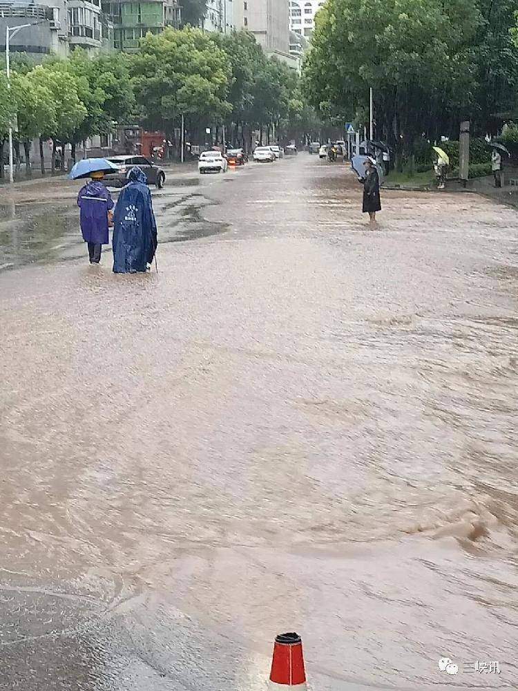 刚拍回来的！万州遭暴雨袭击！