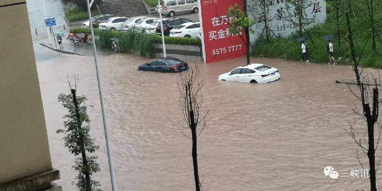 刚拍回来的！万州遭暴雨袭击！