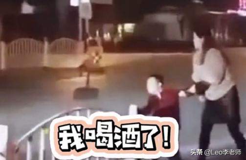 孩子冲着交警喊：我喝酒了，让我吹一下，妈妈表示很无奈