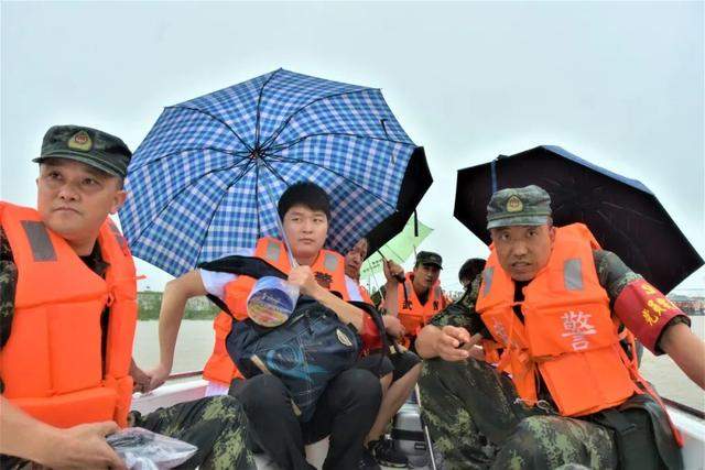 战胜洪水后，他们的身影又出现在稻田……