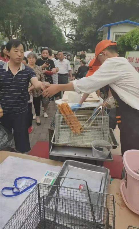 网红\油条任家\，竟然是这对医科大学生开的