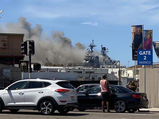 美国海军两栖攻击舰发生爆炸起火，现场浓烟滚滚，火情仍未控制