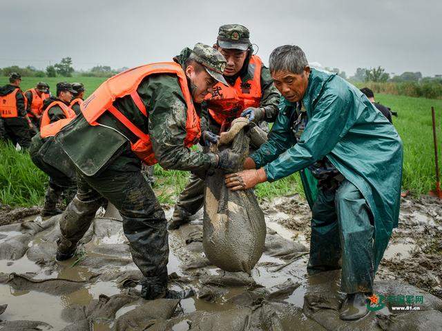 安徽马鞍山：武警官兵保卫牛屯河