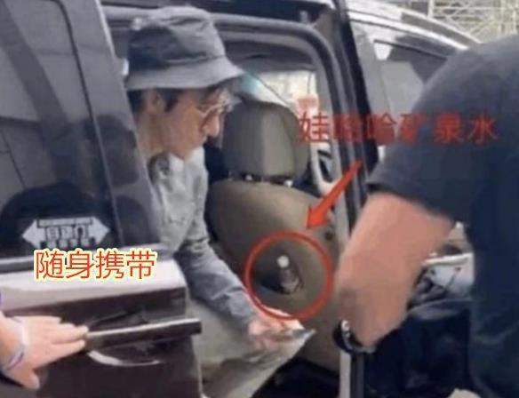 王力宏被娃哈哈解约后，当看到他随身携带的水，网友：打脸不？