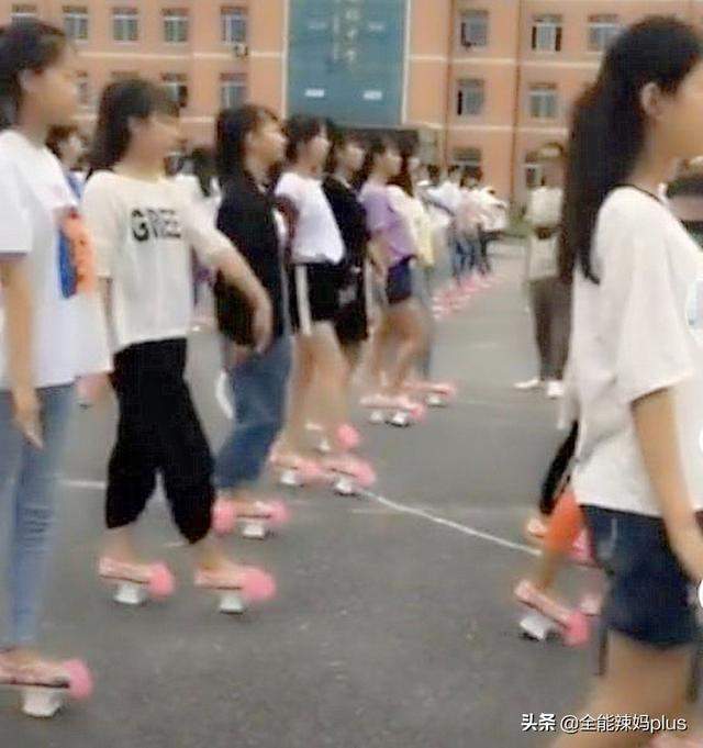 汉服当校服，学生走“格格步”？大学教授痛批：荒唐！原因有三