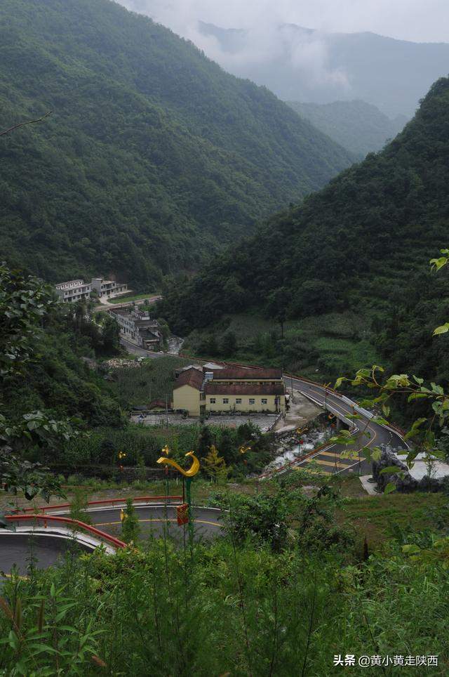 闯入秦岭云朵上的村落！地图上没有公路，抵达先要经过神秘大峡谷