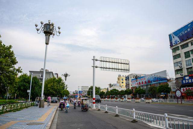 江苏这个城市很神奇，地处南北分界线上，为此建造了一座标志园