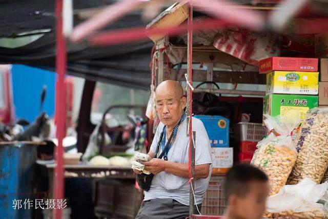 灵宝：涧口集市上的地摊儿