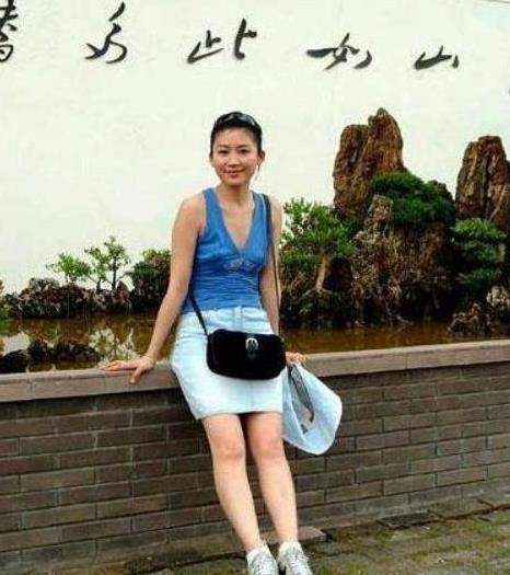 央视一姐王小丫，带红李佳明后因一场赌约离婚，现状如何？