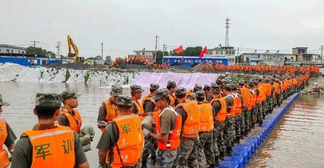 安心！抗洪“王炸天团”来了！2.9万余名解放军和武警部队官兵、5000余名民兵并肩战斗在抗洪一线