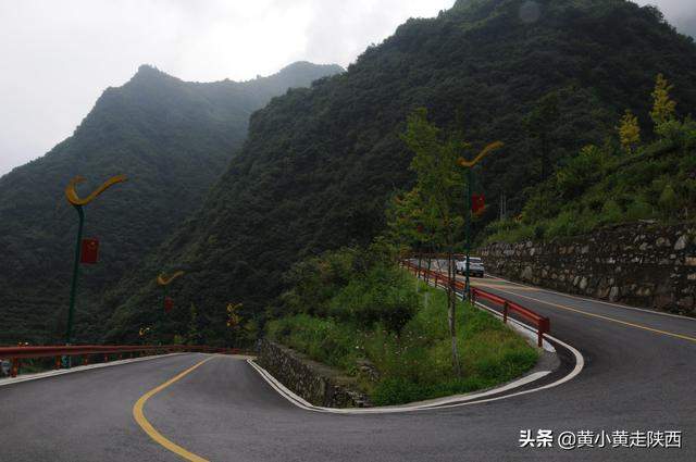 闯入秦岭云朵上的村落！地图上没有公路，抵达先要经过神秘大峡谷