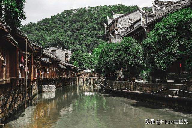 凤凰古城的日与夜 | 避开人潮，领略黄永玉笔下的中国最美小城