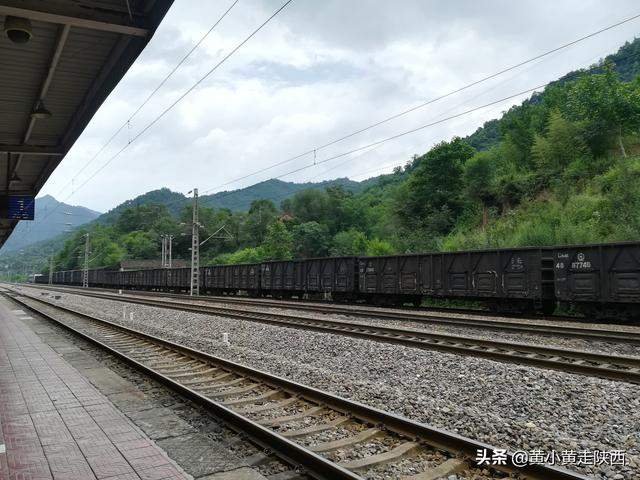 坐着火车逛秦岭，被大山深处一个小火车站惊艳！陕南人民太走心了