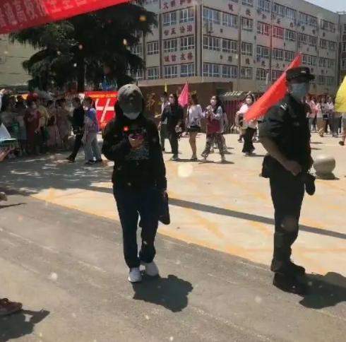 张子枫高考，却被同考场学生抓拍，怼脸镜头下皮肤状态不像18岁