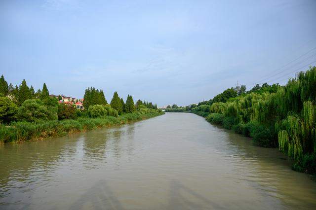 江苏这个城市很神奇，地处南北分界线上，为此建造了一座标志园