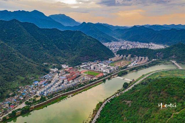 一下雨石台就成了仙境，安徽这座小县城，美景早晚藏不住