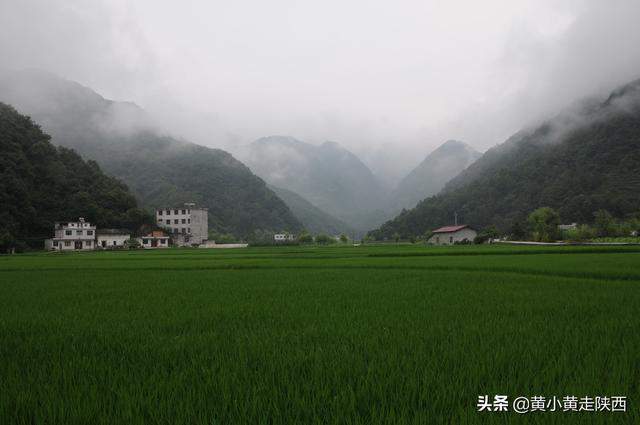 闯入秦岭云朵上的村落！地图上没有公路，抵达先要经过神秘大峡谷