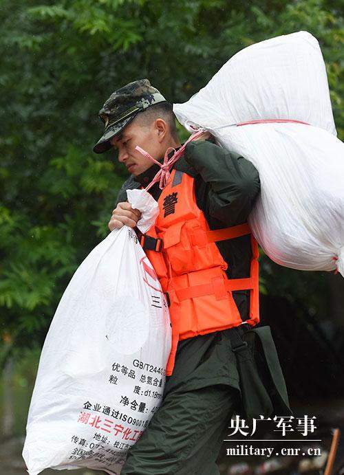 抗洪战场，有新时代军人的冲锋姿态